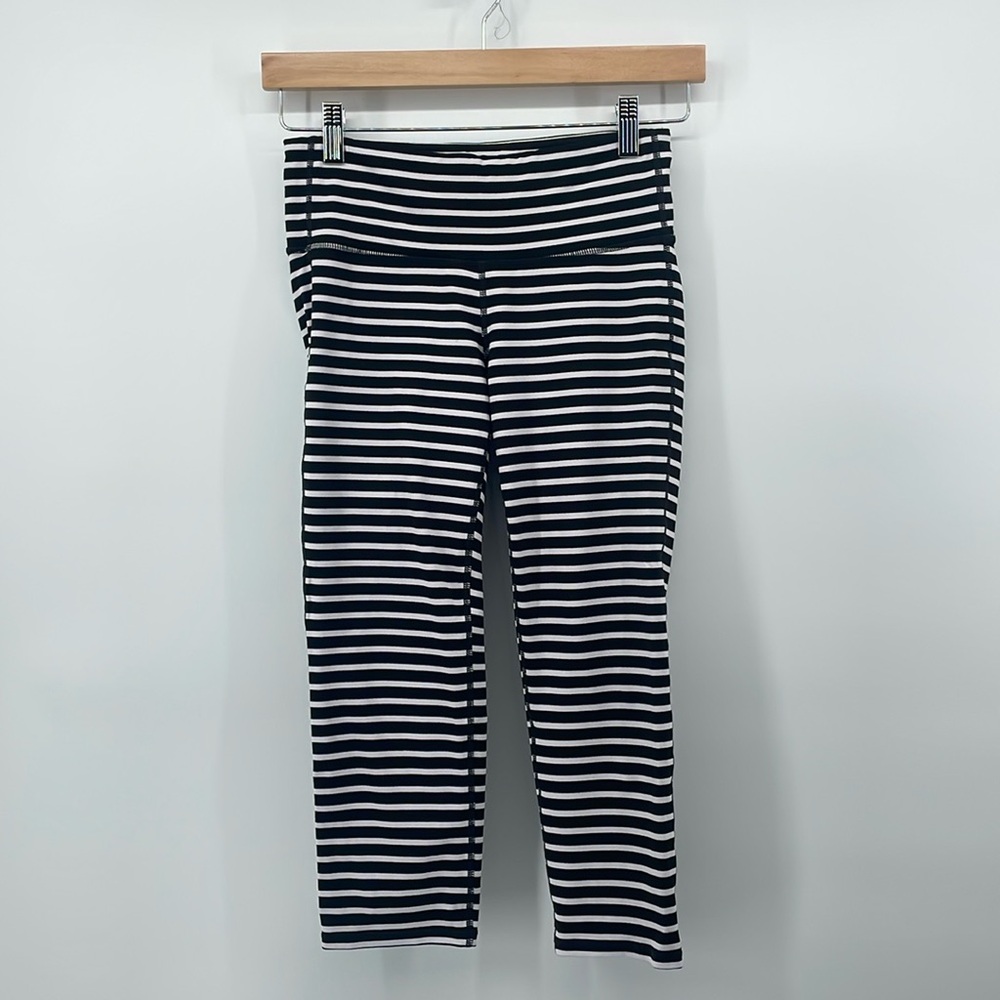 Athleta Black and White Striped Capri Workout Pants S A6
